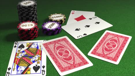 Karten,-Die-Auf-Einen-Pokertisch-Mit-Stapeln-Von-Spielchips-Ausgeteilt-Werden---Pokerhände---Drei-Offene-Karten-Und-Zwei-Verdeckte-Karten-Mit-Rot-Gemusterten-Rückseiten