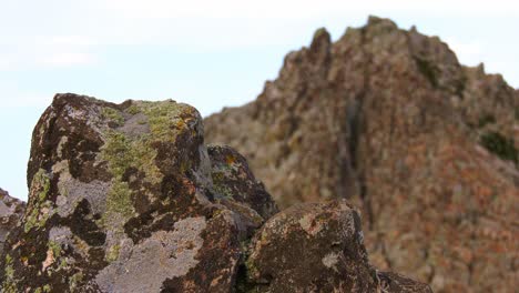 enfoque tirando entre dos rocas diferentes en las montañas