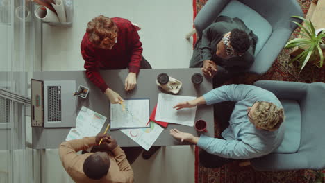 Geschäftsteam-Bespricht-Projekt-Und-High-Five-Bei-Bürobesprechung