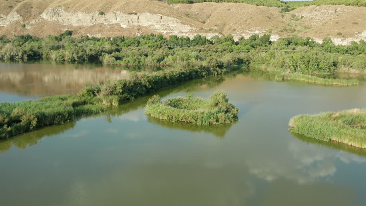 río pantanoso en un exuberante paisaje rural - drone aéreo 4k