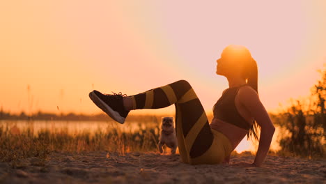 Mujer-Joven-Fuerte-Haciendo-Un-Entrenamiento-Con-Balón-Medicinal-En-Dunas-De-Arena.-Atleta-Que-Usa-Rotación-Para-Entrenamiento-Físico-En-El-Desierto.