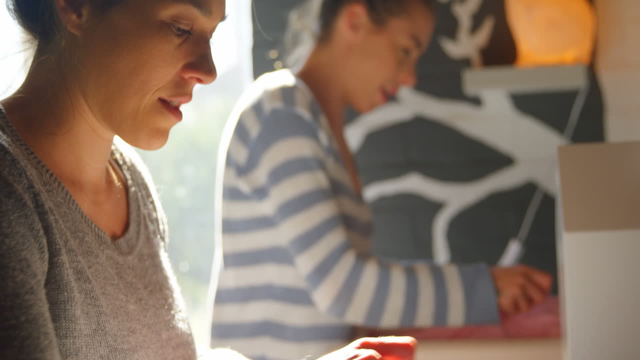 pareja de lesbianas cambiando el pañal de sus bebés 4k