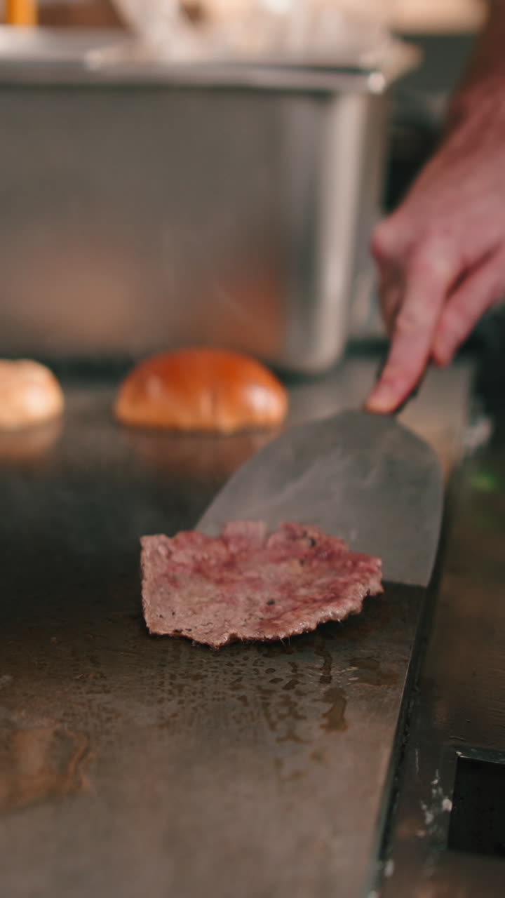 그릴 위에서 햄버거를 요리하는 것