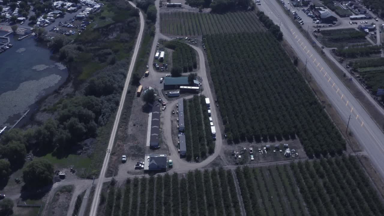 rv 레이크사이드 리조트 아코스 포도원 와인 가공 공장, 흐릿한 무더운 여름날 주류 판매점 상공의 공중 패인아웃 드롭 투명한 물가 오두막의 새 전망 모터 보트 정박지 2-4