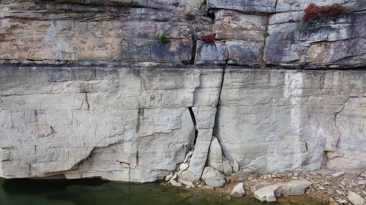 toma aérea de las rocas del desfiladero del río que revelan los impresionantes bosques
