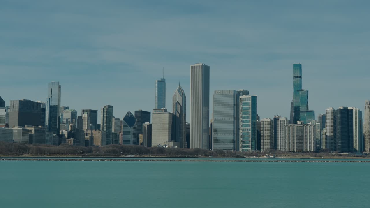 Maestoso skyline del centro di Chicago con grattacieli e palazzi distintivi contro un cielo azzurro limpido