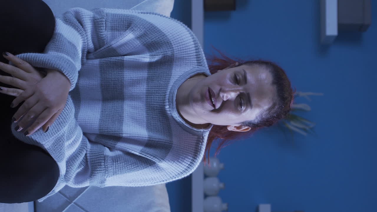 vídeo vertical de la mujer que está enojada con la cámara.