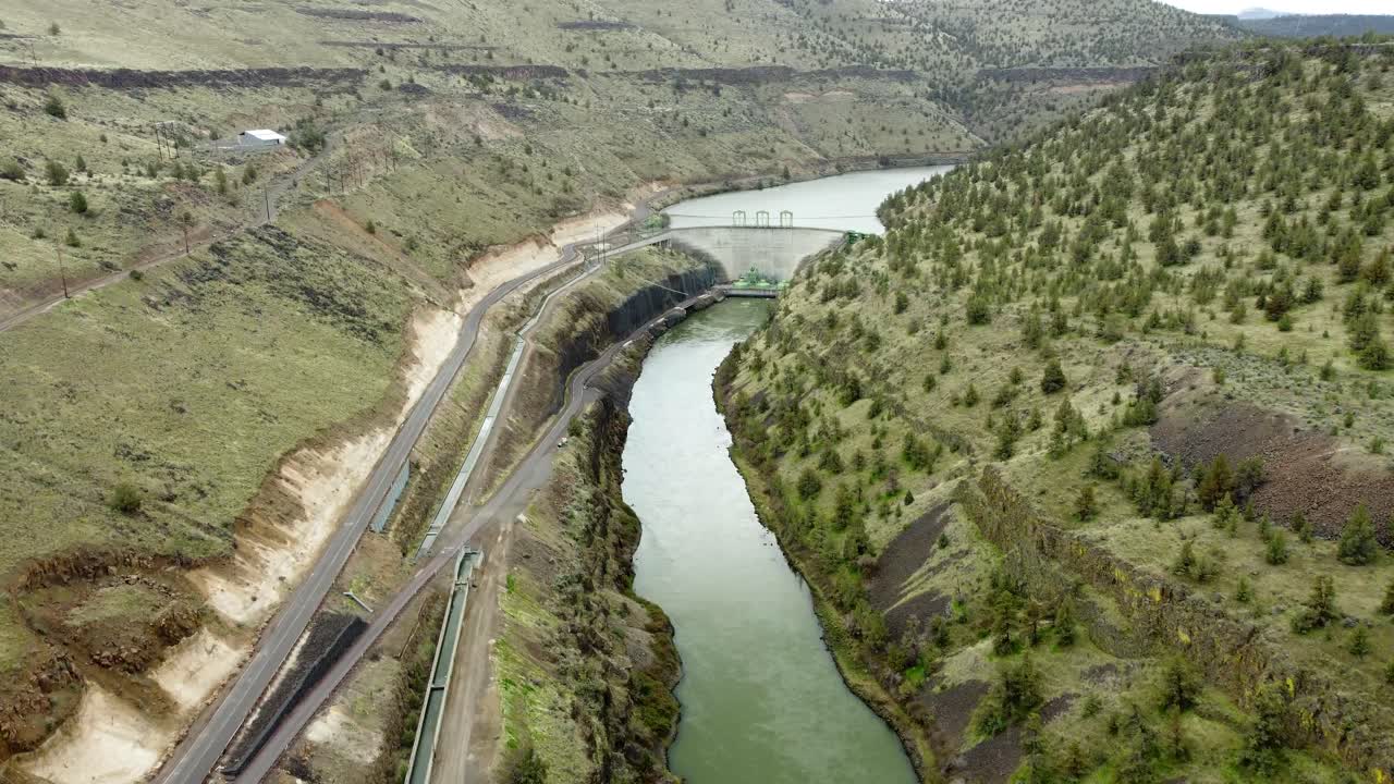 US, Oregon, Warm Springs, Deschutes River, 2025-04-08 - Drone view of the Deschutes River at Pelton Dam in central Oregon, with a long fish ladder below. In spring
