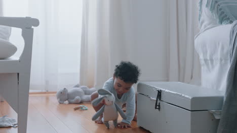 Niño-Feliz-Jugando-Con-Juguetes-En-Casa-Niño-Lindo-Aprendiendo-Divirtiéndose-Disfrutando-De-La-Infancia