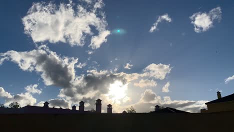 Lapso-De-Tiempo-De-Una-Puesta-De-Sol-Detrás-De-Las-Nubes-Con-Silueta-De-Techo