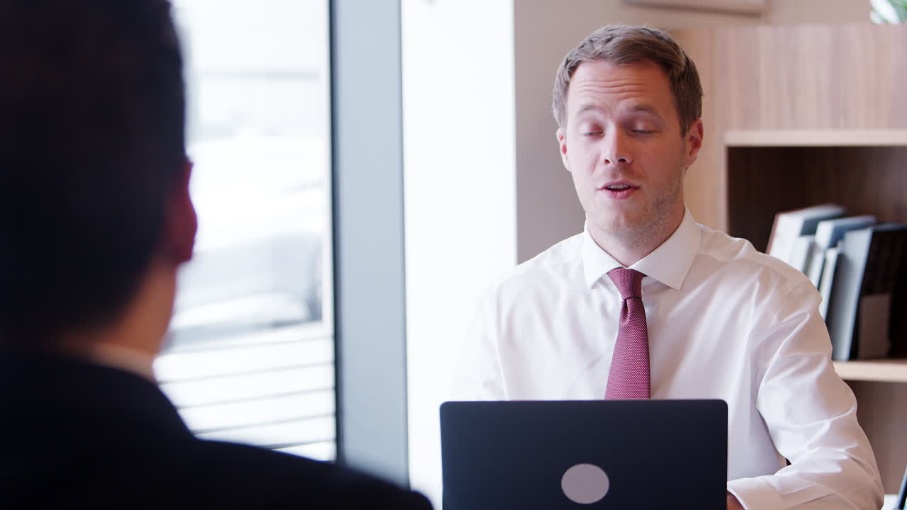 사업가 여성이 대학원 채용 평가 날 사무실에서 여성 후보자를 인터뷰하고 있습니다.