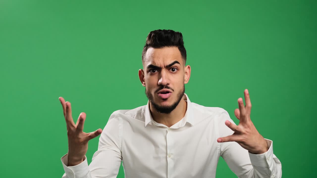 un hombre de negocios enojado gritando por encima de la pantalla verde.