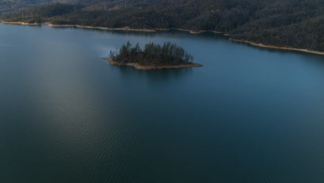 Panorámica-Aérea-Sobre-El-Lago-Whiskytown-En-El-Norte-De-California,-Revelando-Una-Isla-Y-Montañas-Al-Fondo.