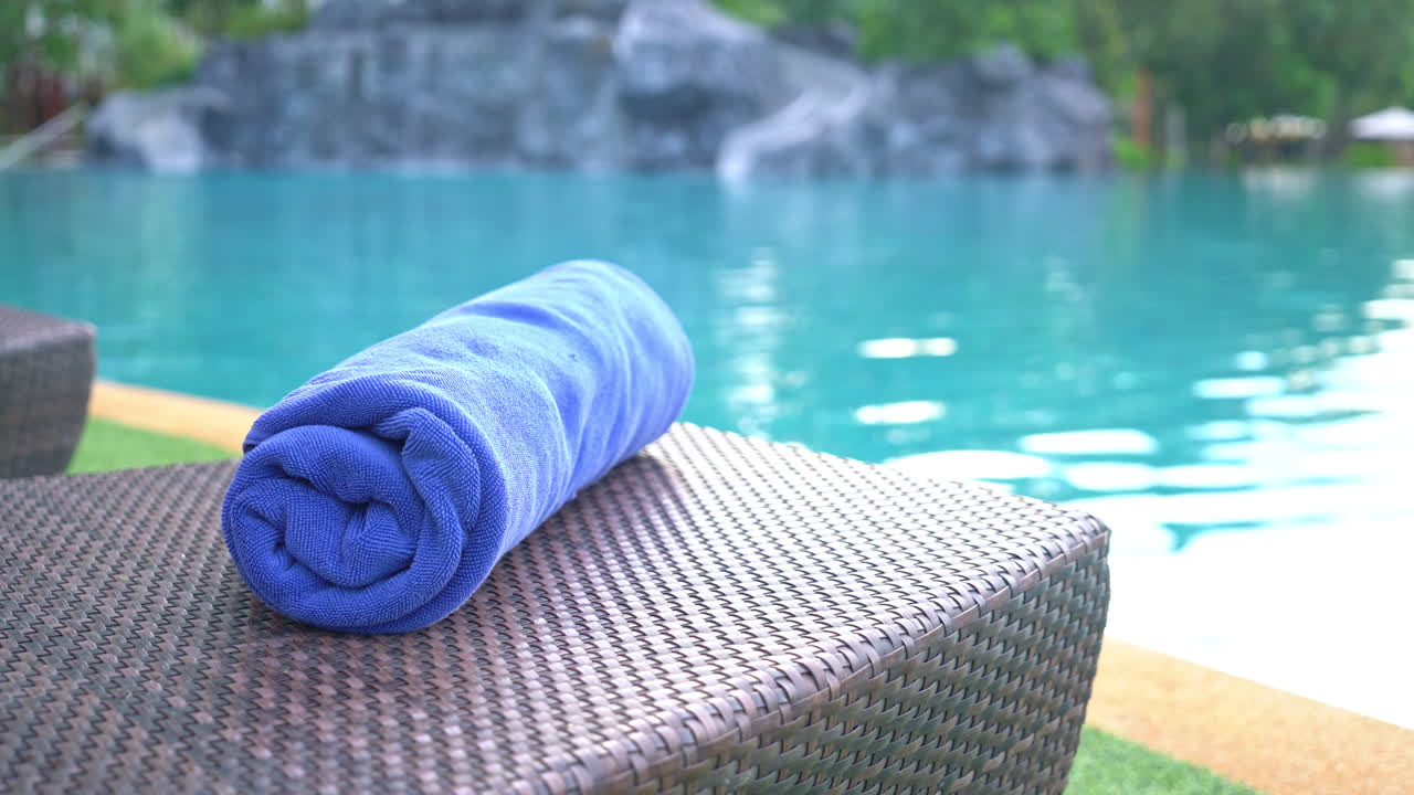 toalha na cadeira de praia - conceito de viagens e férias