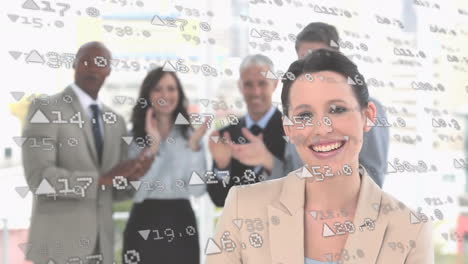 animación de estadísticas y procesamiento de datos financieros sobre una mujer de negocios caucásica sonriente