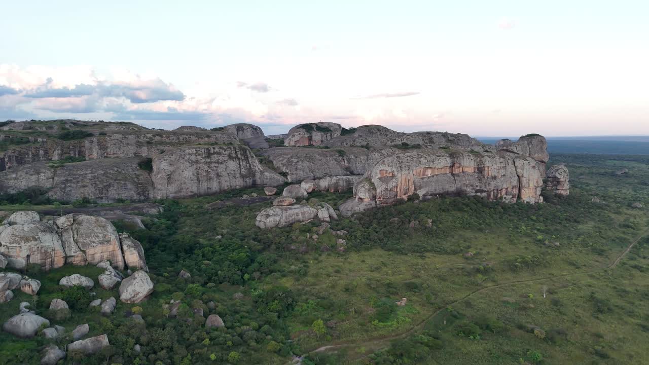 Prospettiva aerea da drone degli enormi monoliti vulcanici noti come Pedras Negras (Rocce Nere) nella regione di Pungo Andongo in Angola, pianure africane verdi