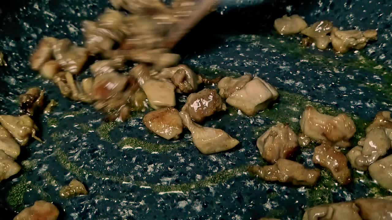 달라붙지 않는 팬에 섞이는 육즙이 많은 중국 닭고기 덩어리