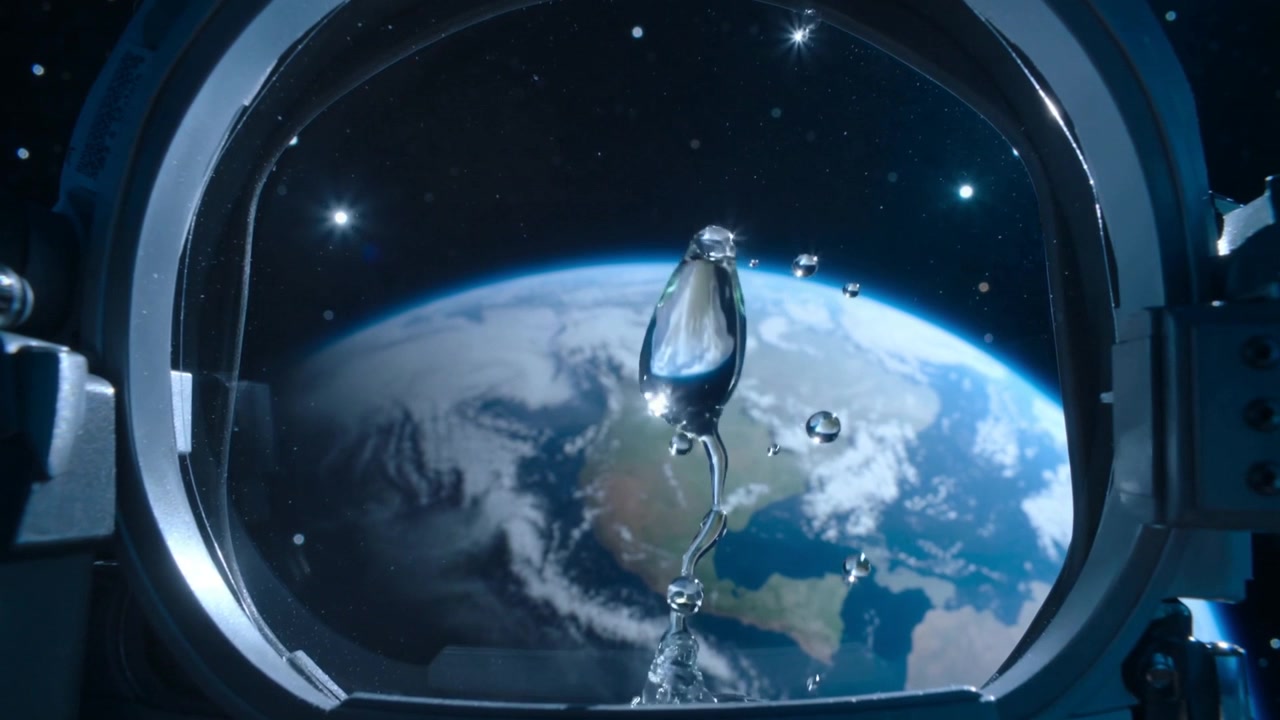 Una goccia d'acqua si forma, si stacca e galleggia nella finestra della cupola, la gravità zero forma una sfera sopra la Terra.