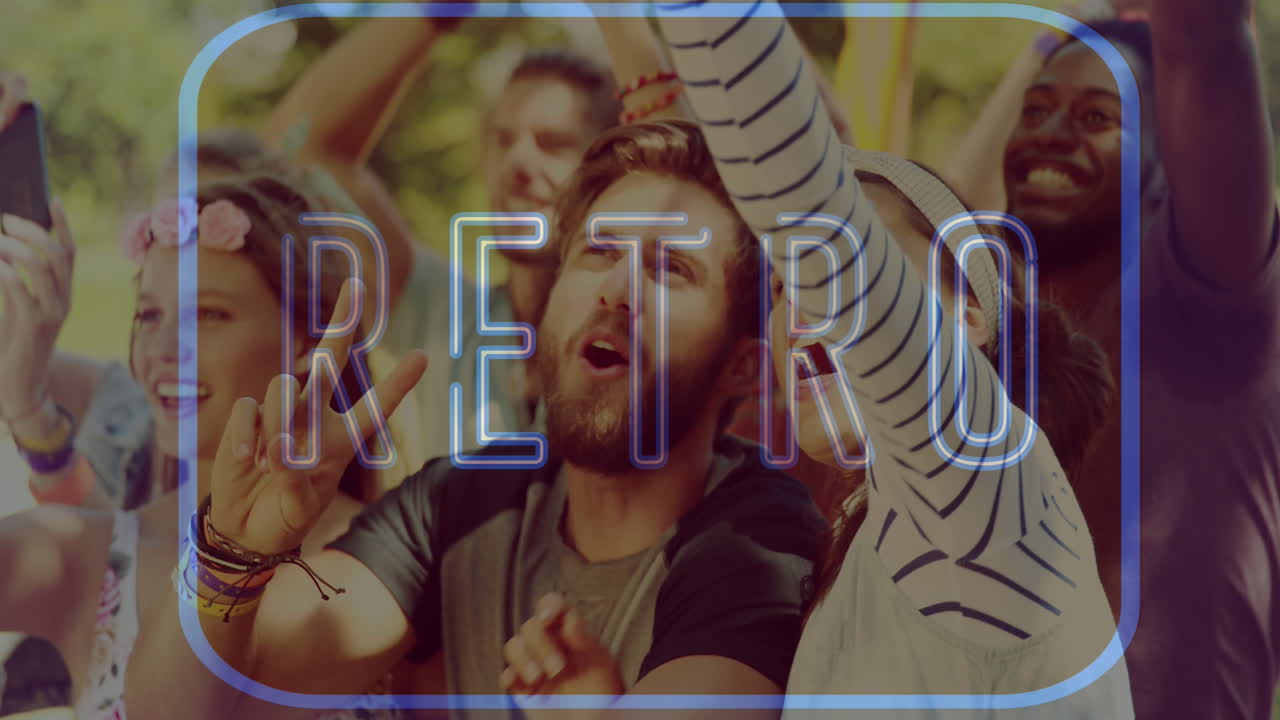 음악 콘서트에서 미소 짓는 친구들 위에 파란색으로 네온 레트로 텍스트의 애니메이션