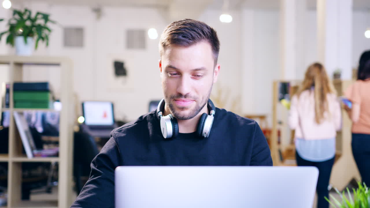 Fokussierter Mitarbeiter arbeitet am Laptop