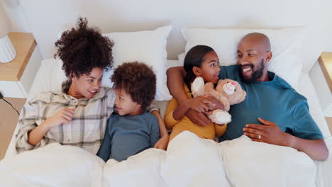 Familia-Feliz,-Niños-Y-Padres-En-La-Cama