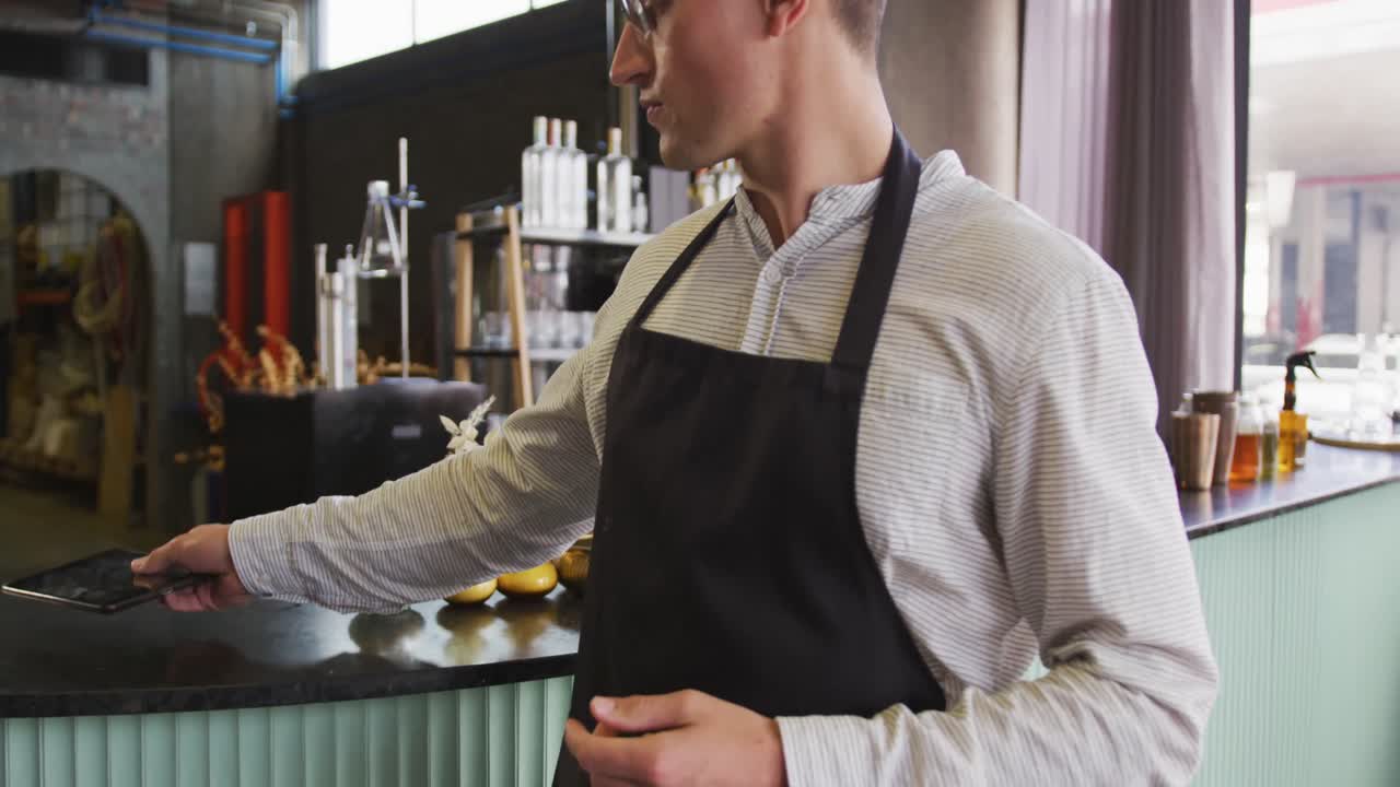 술집 에서 일 하고, 태블릿 을 사용 하고 카메라 에 미소 짓고 있는 백인 남자 의 초상화