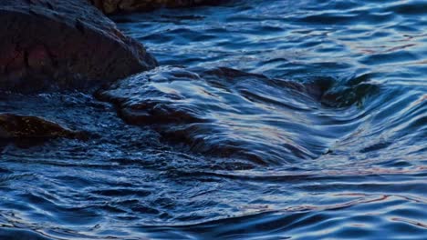 Agua-Chocando-Contra-Rocas-En-Cámara-Lenta-De-Cerca,-Fondo-Relajante