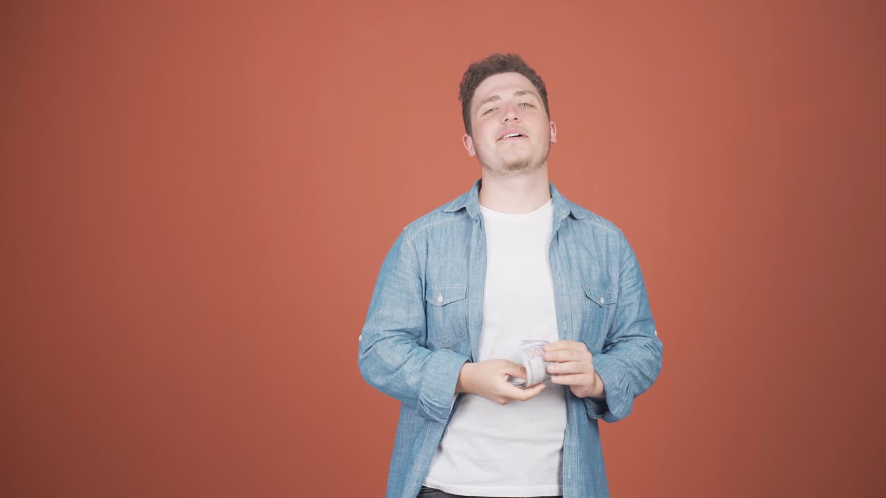 그 사람은 돈을 좋아해요.