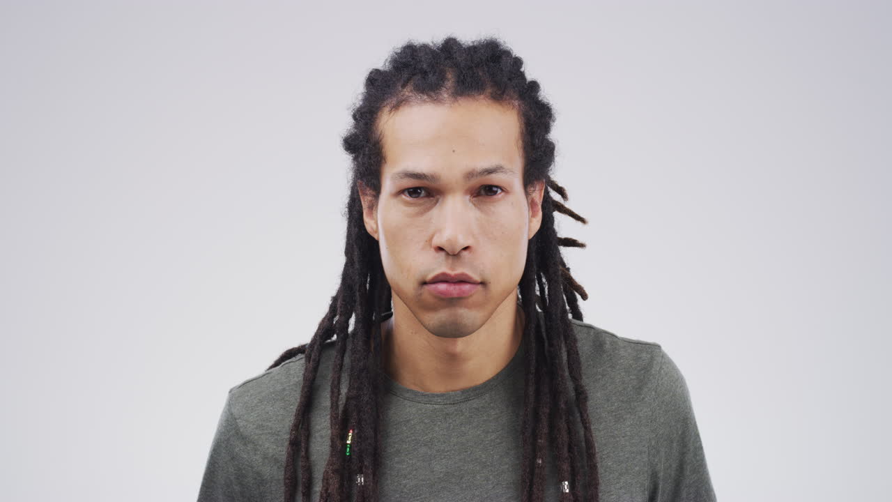 예쁜 젊은 남자가 당신을  ⁇ 하게 쳐다보고 있습니다.