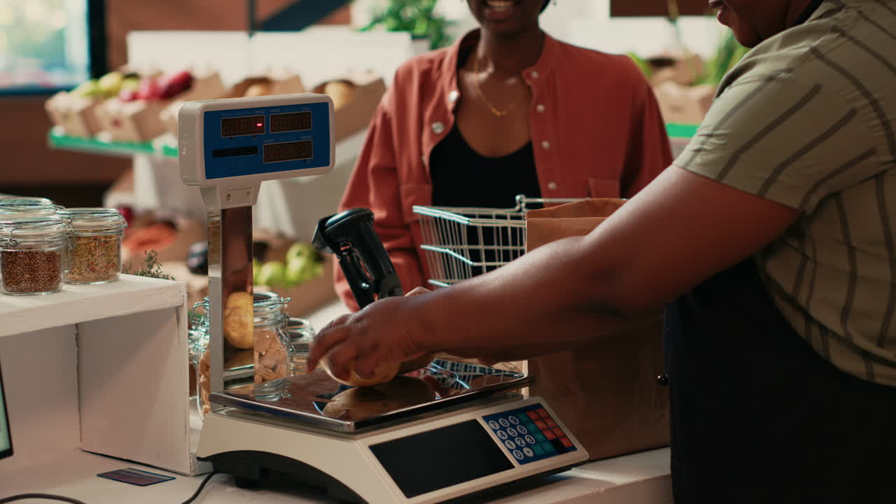el dueño de la tienda de comestibles pesando frutas y verduras en la escala