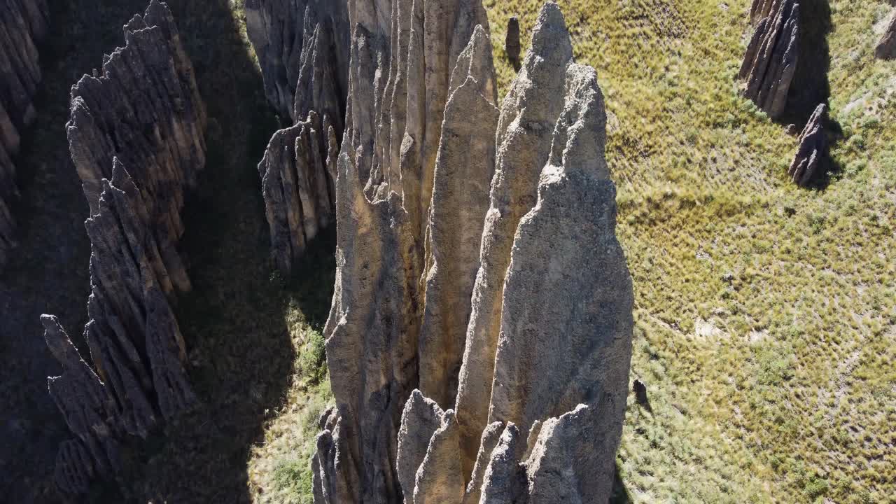 aerial: luz y sombra en altas agujas rocosas del valle de las animas bol