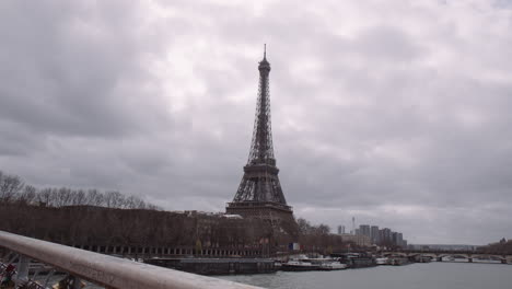 Torre-Eiffel-A-Orillas-Del-Río-Sena-Contra-El-Cielo-Nublado-En-París,-Francia