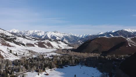 Dron-Volando-En-El-Valle-Del-Sol-Hacia-Las-Montañas-De-Dientes-De-Sierra