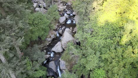 Vista-Aérea-De-Un-Pequeño-Río