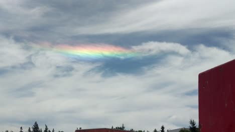 Colores-Del-Arco-Iris-Reflejados-En-Nubes-Altas,-Estratosfera,-Hermoso-Arco-Circunhorizontal,-Arco-Iris-De-Fuego