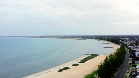 aérea sobre la playa de altona, melbourne australia en un día de invierno fresco