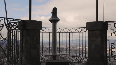 Tirar-Lentamente-Hacia-Atrás-En-Un-Telescopio-En-Un-Mirador-En-Braga,-Portugal,-Durante-El-Día