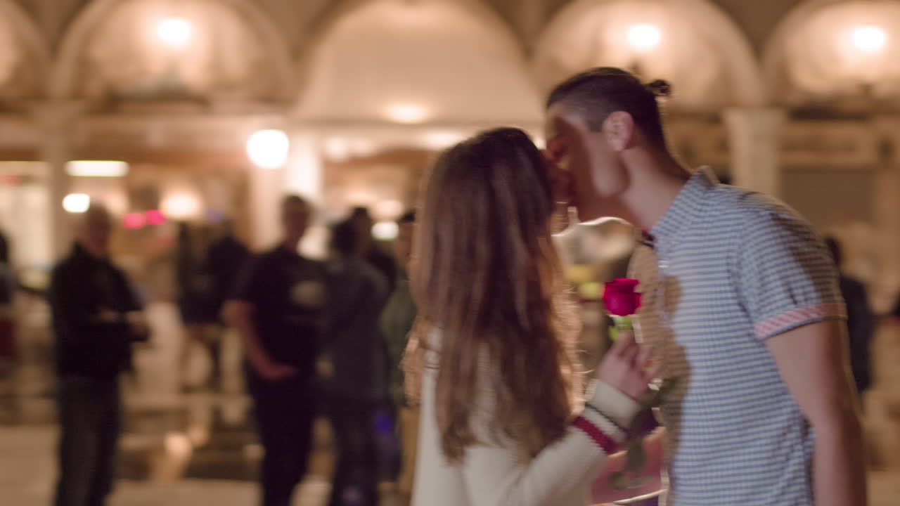 베네치아 에서 한 부부 가 즐거운 시간 을 보낸다