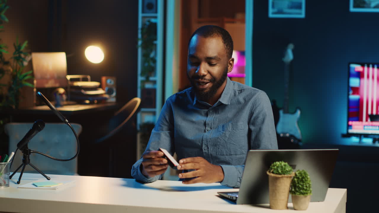 L'influencer filma la recensione di una mini luce LED