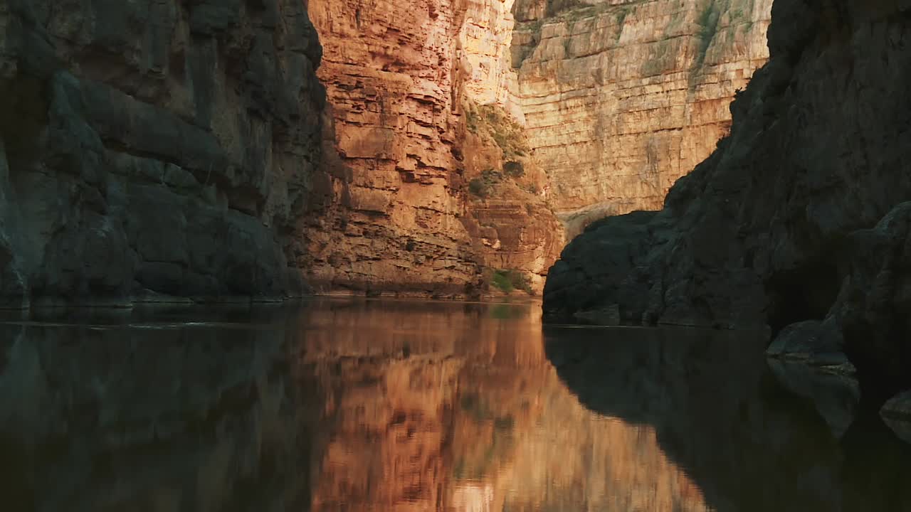 parque nacional big bend, río grande con el reflejo del espejo del cañón de santa elena en el suroeste de texas