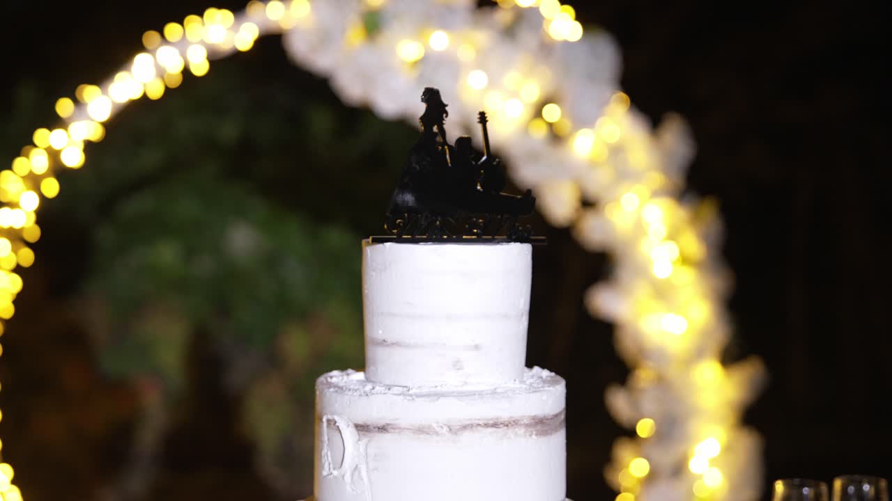 Torta nuziale romantica con topper a silhouette di coppia