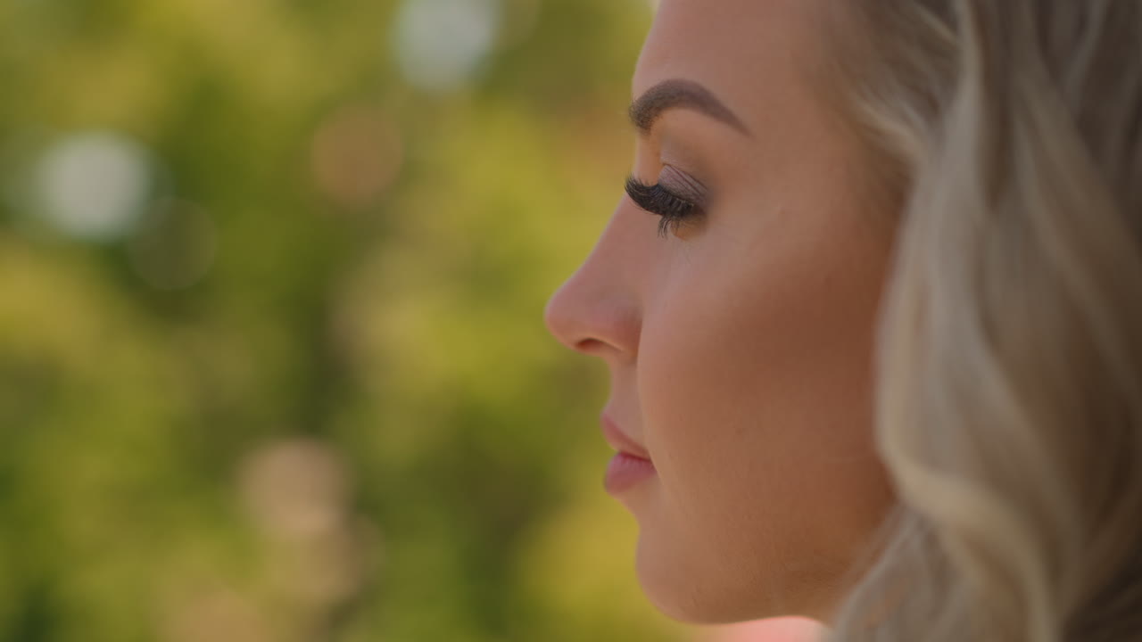 mujer feliz con cabello rizado en un fondo verde borroso