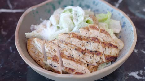 ensalada de pollo césar a la parrilla