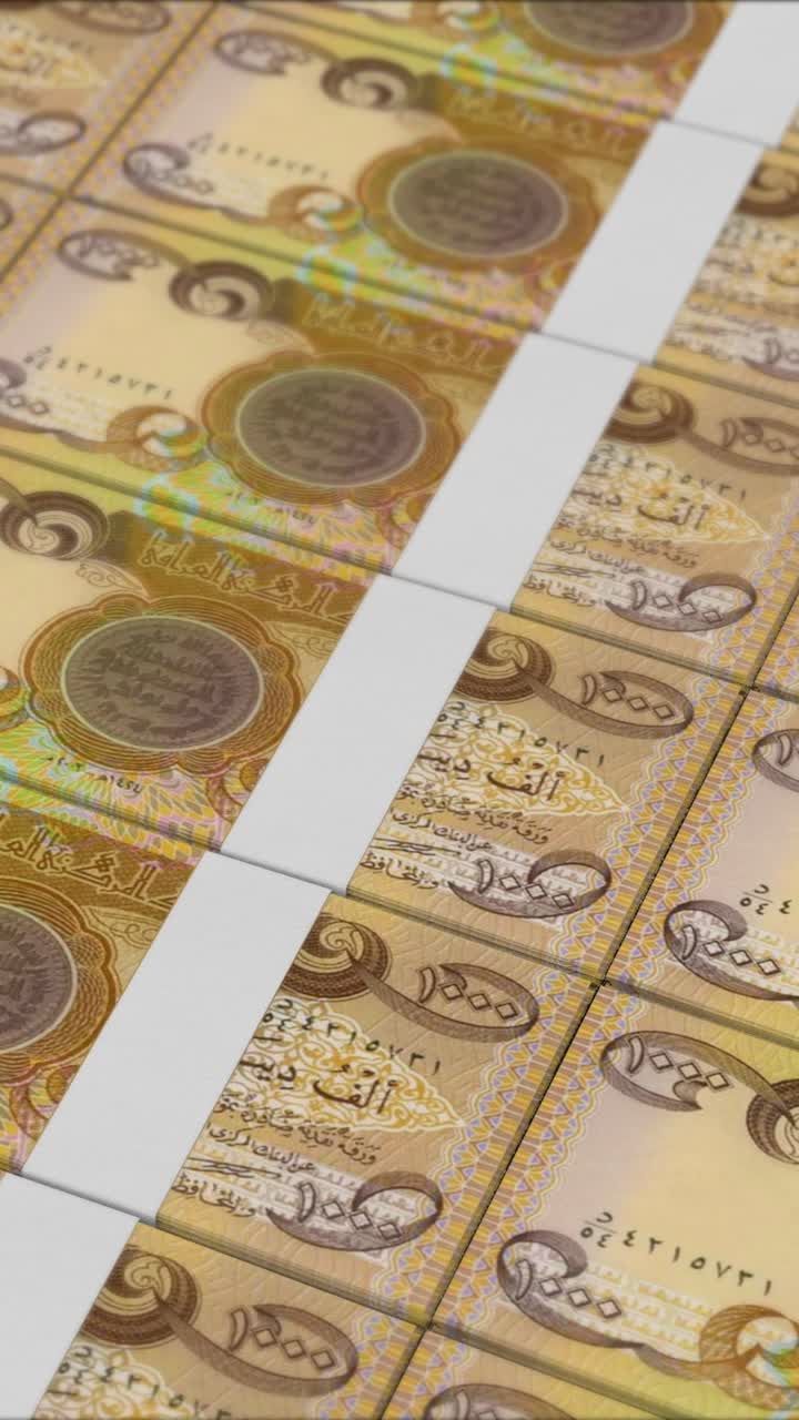 Para basma makinesi tarafından basılan 1000 Irak Dinarı banknotlarının dikey videosu.