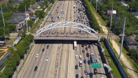 Vista-Aérea-Del-Tráfico-De-Automóviles-En-La-Autopista-59-Sur-En-Houston,-Texas