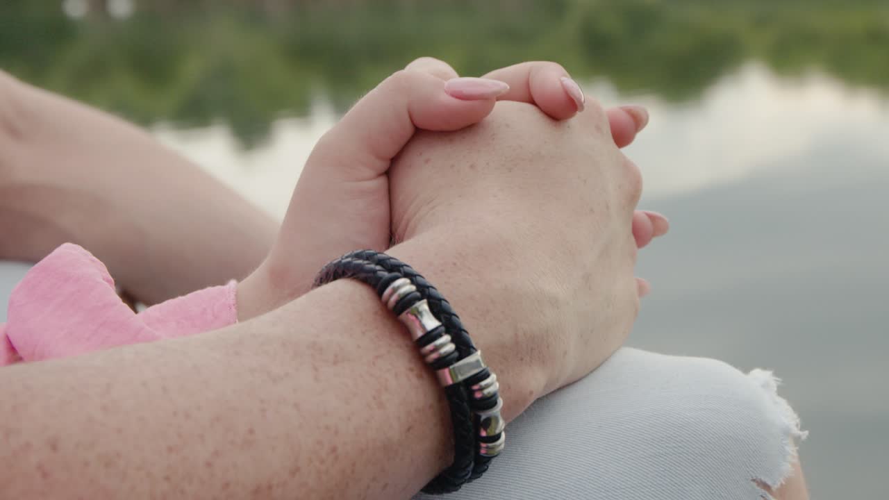 백인 부부의 클로즈업이 공원에서 서로 손을 잡기 시작합니다.