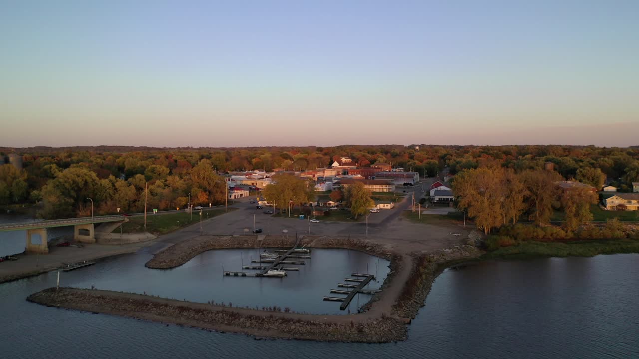 toma aérea sobrevolando el puerto deportivo acercándose al centro de la ciudad frente al mar
