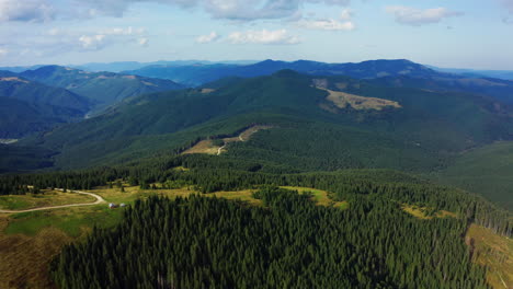 Drone-view-of-mountains-peaceful-sequoia-forest-growing-rocky-peaks-panorama