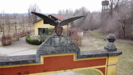 símbolo fascista del río ticino en las puertas de la entrada de la casa