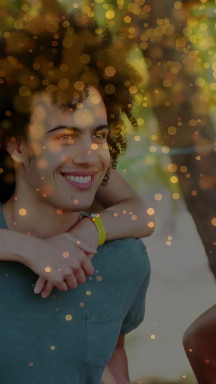 Dikey video: Çift yaslanmış, kamera kayarken gülümsüyor, altın bokeh yüzlerde süzülüyor, reklamlar